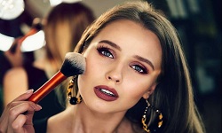 ¿Prohíbe la Biblia que las mujeres usen maquillaje y joyas?